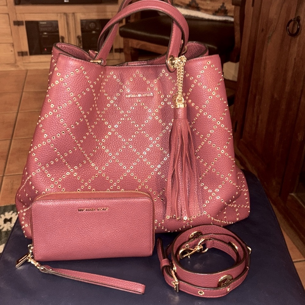 Like New!! Michael Kors grommeted XL Brooklyn bag& matching wallet